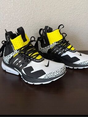 NikeYellow & Black Athletic Sneakers